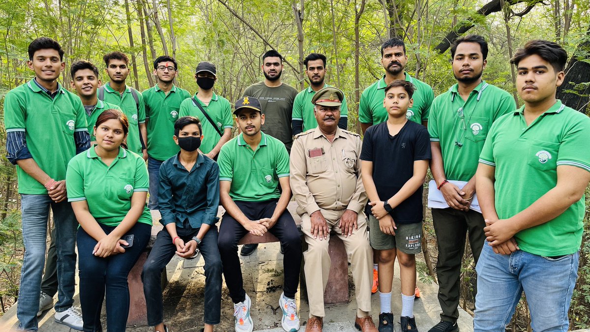 enclubmrt's tweet photo. आज, क्लब द्वारा वन विभाग मेरठ के सहयोग से संजय वन में 'जैव विविधता दिवस' #NatureWalk का आयोजन कर मनाया गया। वन दारोगा विशंभर सिंह ने सभी को संजय वन में पाई जाने वाली पेड़-पौधों की विभिन्न प्रजातियों के बारे में जानकारी दी। #BuildBackBiodiversity #BiodiversityDay 
@UNBiodiversity https://t.co/Z6jB6wZzBE