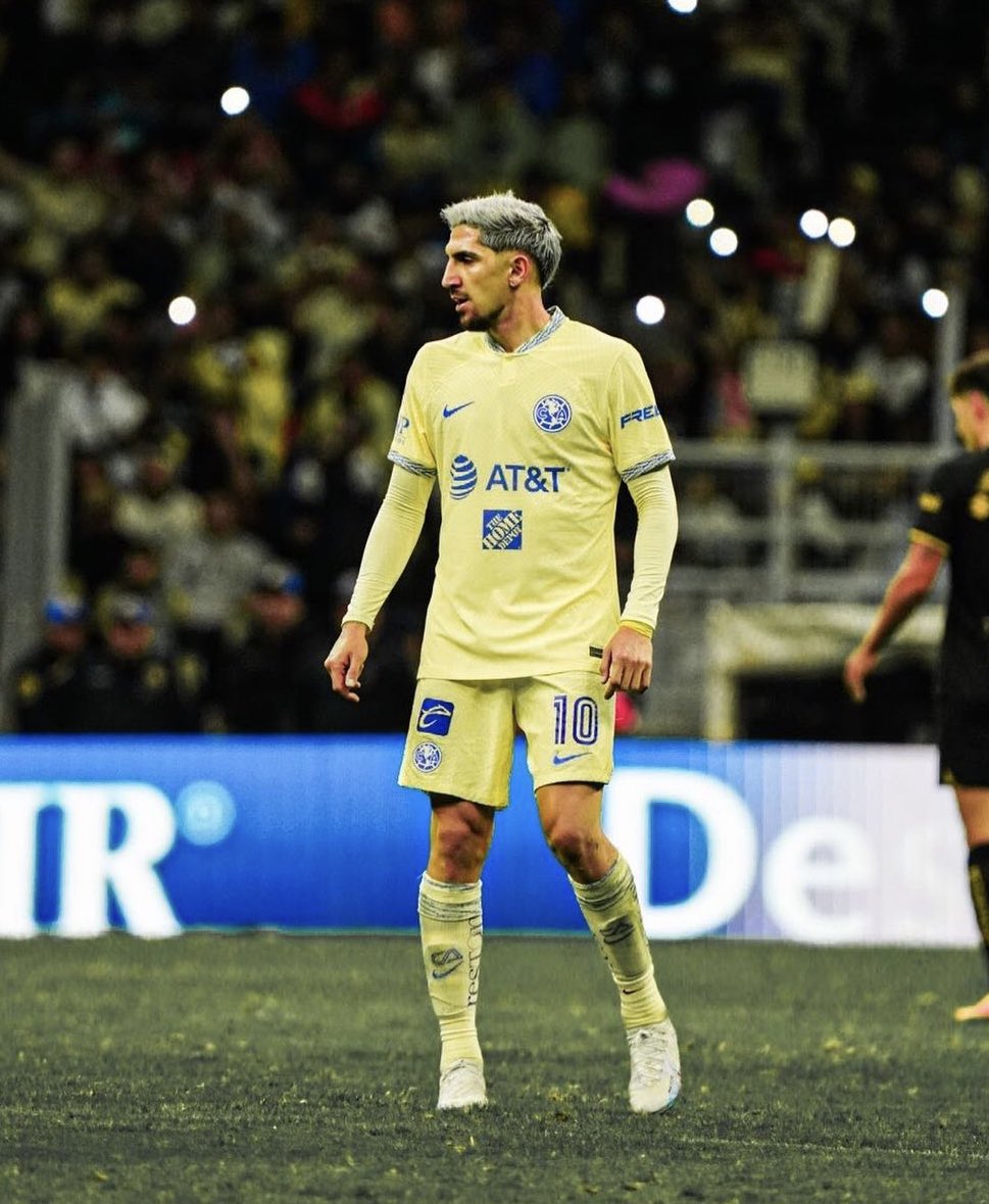 tudimebeto's tweet photo. Diego Valdés fue el único jugador del Club América que se presentó esta noche, y que se partió el alma por la afición. Gracias por todo. https://t.co/YPfT2VaQW2