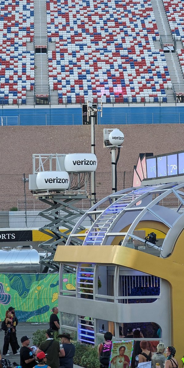 Lozaning tweet media