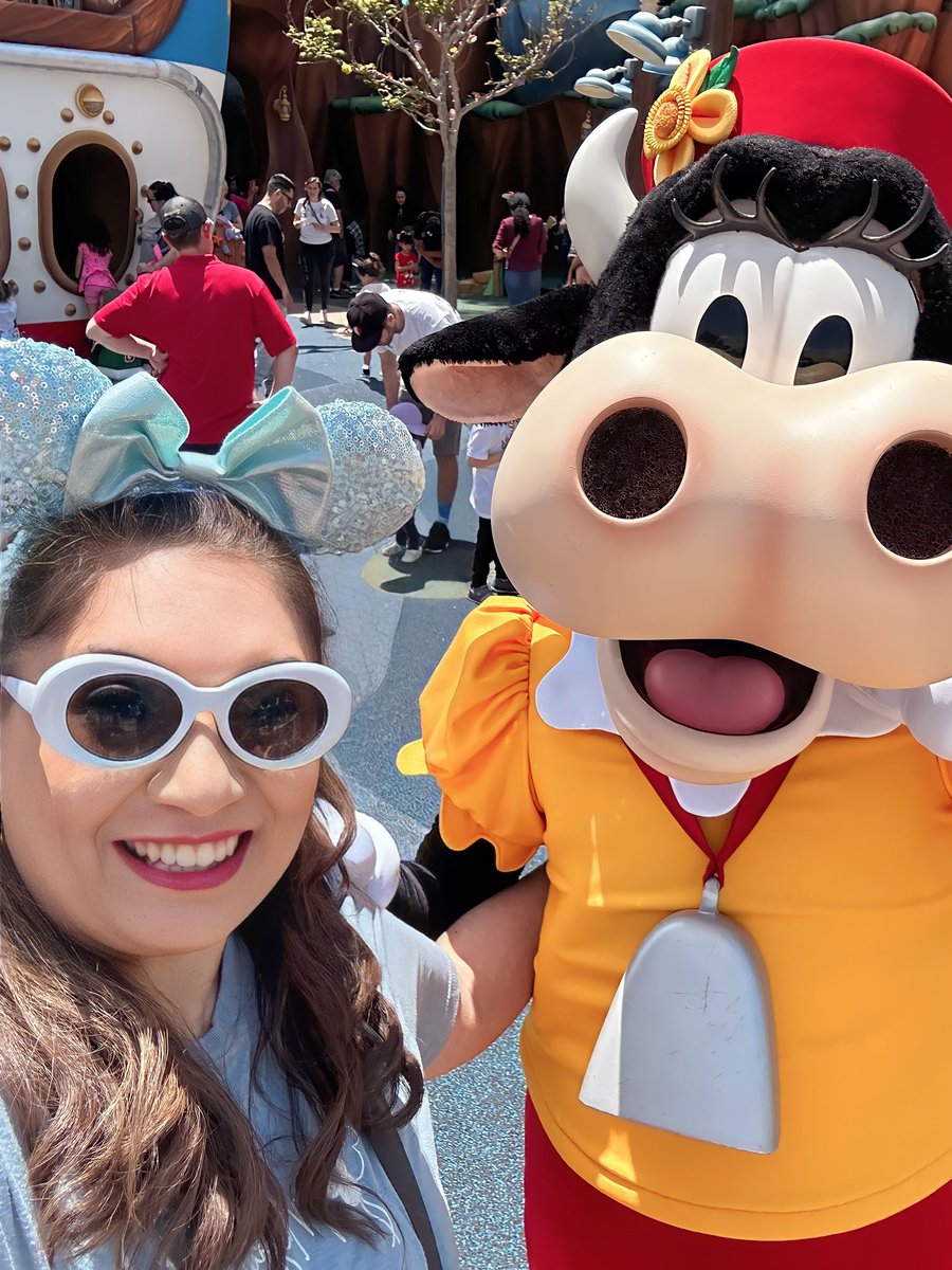 ClaudiaIndridso's tweet photo. Disneyland’s Toontown was amazing! #InstaDisney #DisneyGirl #DisneyAdult #DisneyPro #DisneyTravelAgent #Disneyland #DisneyVacation #Clarabelle #DisneyCharacters https://t.co/5gjzFpkkxU