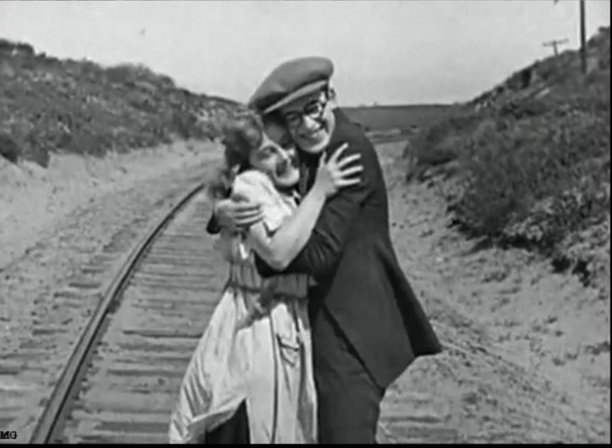 analgesicsleep's tweet photo. Harold Lloyd and Mildred Davis in “High and Dizzy” (1920) and “An Eastern Westerner” (1920)
#TCMParty #SilentSundayNights #HighAndDizzy #AnEasternWesterner #HaroldLloyd #MildredDavis #SilentFilm https://t.co/agYDYoQeww