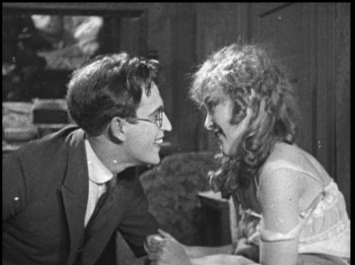 analgesicsleep's tweet photo. Harold Lloyd and Mildred Davis in “High and Dizzy” (1920) and “An Eastern Westerner” (1920)
#TCMParty #SilentSundayNights #HighAndDizzy #AnEasternWesterner #HaroldLloyd #MildredDavis #SilentFilm https://t.co/agYDYoQeww