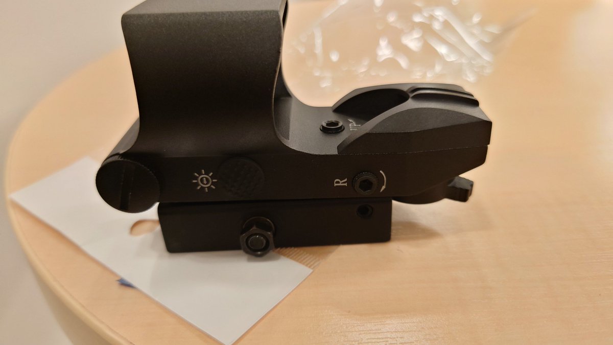 weisswolfhund's tweet photo. ハードオフでドットサイト買った
#Vectoroptics
#rdsl09victoptics1x28x40
#reddotsight
#dotsight https://t.co/MbwuUIZ6UT