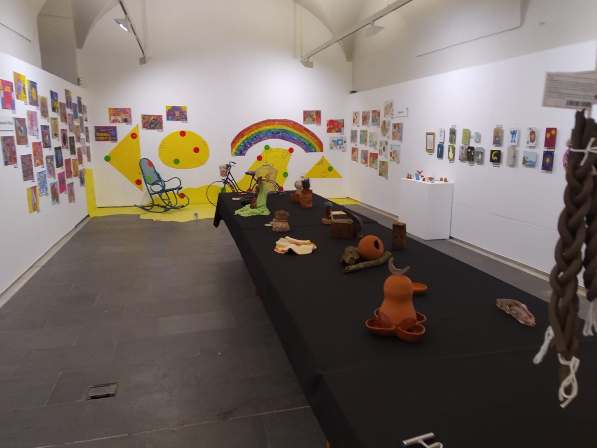 🗓️ Fins a l'11 de juny es poden veure a la Sala 15 de l’Hospici i a Can Trincheria dues exposicions dels alumnes de <a href="/emeolot/">Escola Municipal d'Expressió</a>. 

👩🏼‍🎨 Són obres representatives del treball dels alumnes de diversos com Expressió Plàstica, joieria, patchwork, Il·lustració, Còmic o Ceràmica. 

#Olot