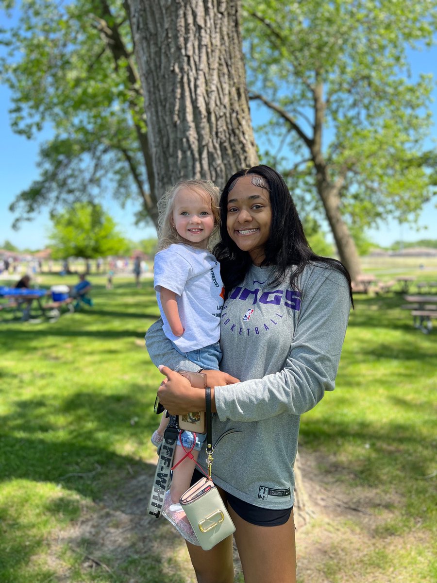 ofhssoftball's tweet image. When programs come together to support a cause is love. Oak Forest is home 🙏🏻 @luckyfinproject @OFBbaseball @OF_Varsity @janae_kent