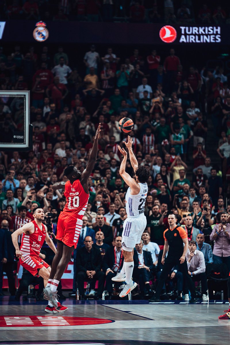 PitiHurtado's tweet photo. Este lanzamiento ya es historia del baloncesto europeo. Llull no había anotado en la final hasta este momento. Su entrenador no dudó en darle la bola. Él no dudó en levantarla al cielo de Kaunas.
Hay que ser muy valiente y tener mucha sangre fría. 
Muchísimo mérito. https://t.co/kgKl5k5ZNs