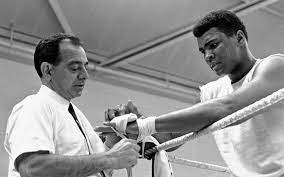 BartSlim's tweet photo. "Notice who is in your locker room after you lose, not after you win".
-Angelo Dundee
#angelodundee
#boksouwe https://t.co/ykQbFyVQuT
