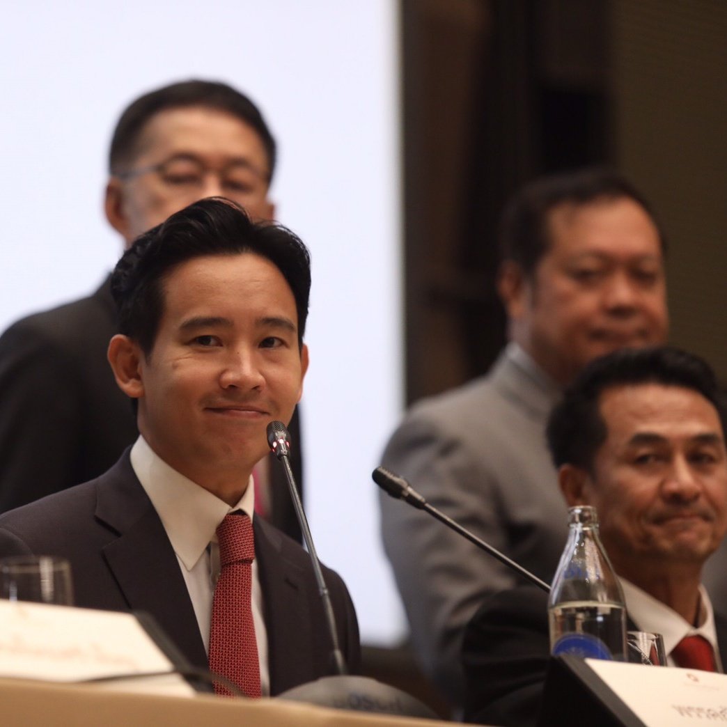 sirotek's tweet photo. ก้าวไกลฉลุยตั้งรัฐบาลประชาชน ทุกพรรคตกลงใครโกงหลุดตำแหน่งทันที ยึดประชาชนเหนือพรรค เปิด23ข้อMOUทุกพรรคทำรธน.ใหม่-เลิกเกณฑ์ทหาร-กัญชาเป็นยาเสพติด-ปรับโครงสร้างค่าไฟ-ทบทวนกฎหมายความมั่นคงชายแดนใต้-สมรสเท่าเทียม-เลิกธุรกิจผูกขาดเช่นเหล้าเบียร์-ลดเหลื่อมล้ำ แถลง 16.30 ตรงตู่รัฐประหาร https://t.co/jyFaSsRAga