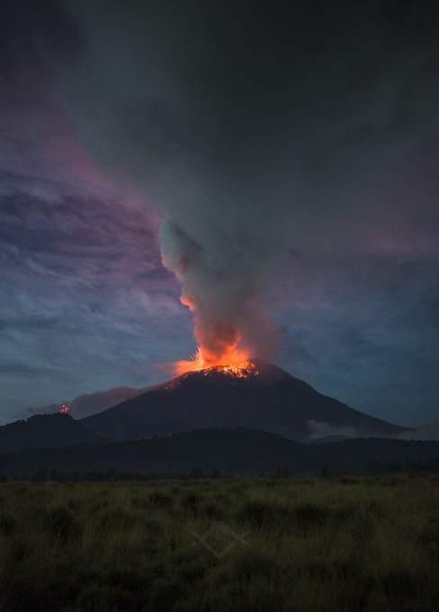 horaceroweb's tweet image. Se enoja 'Don Goyo'

En videos se observa una serie de  #explosiones de fragmentos incandescentes saliendo del volcán Popocatépetl, causando una erupción estromboliana.

La caída de ceniza ya afectó las salidas de cientos de aviones en  #Puebla y  #CDMX
bit.ly/42TDUUj