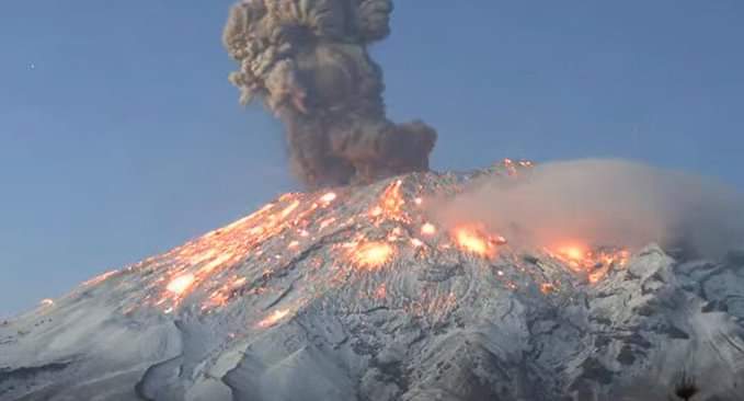 horaceroweb's tweet image. Se enoja 'Don Goyo'

En videos se observa una serie de  #explosiones de fragmentos incandescentes saliendo del volcán Popocatépetl, causando una erupción estromboliana.

La caída de ceniza ya afectó las salidas de cientos de aviones en  #Puebla y  #CDMX
bit.ly/42TDUUj