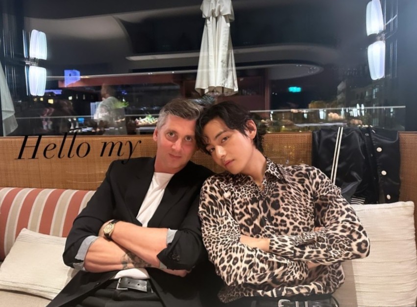 WORLDMUSICAWARD's tweet photo. #Taehyung with #Celine's Head Director of Couture and Events, #PeterUtz, in Cannes, and out in a restaurant rocking his Celine diamond encrusted leather jacket!👨🎤✨🌟📽🇫🇷❤️🔥👑💜
#TAEHYUNGxCELINE
#taehyungCannes
#CannesFilmFestival2023
#Cannes2023 https://t.co/Nfyq8Zjvp5