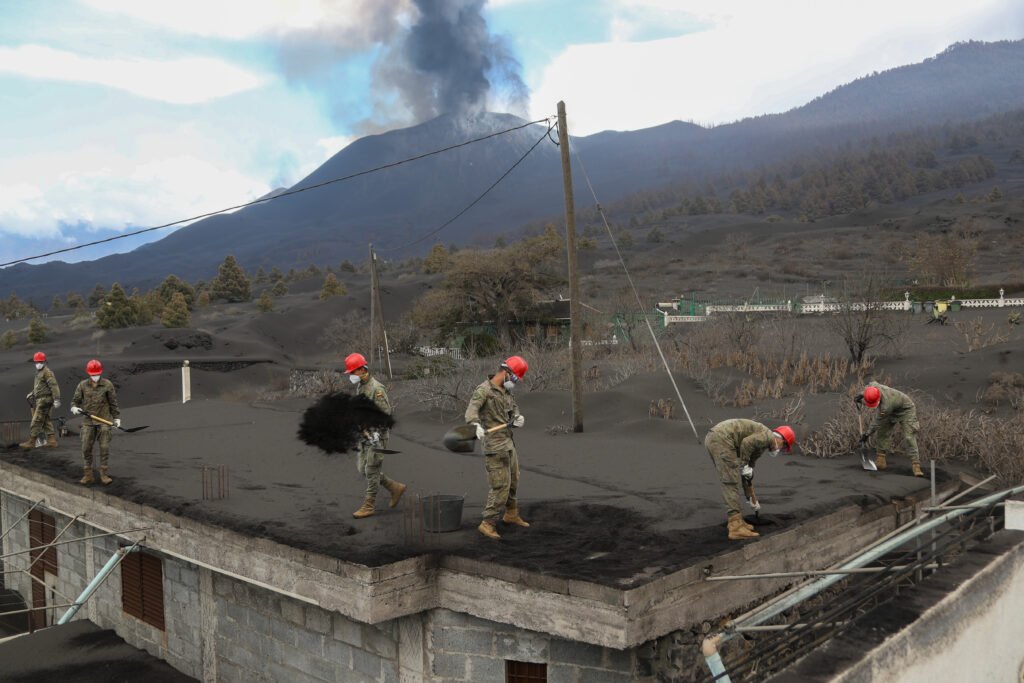 La principal causa de muerte durante una erupción volcánica, está asociada al colapso de techos. 🏚️🏚️🏚️🏚️🏚️🏚️🏚️🏚️🏚️🏚️🏚️🏚️🏚️🏚️

1 metro cúbico de ceniza puede pesar poco más de 1 tonelada. 🌋