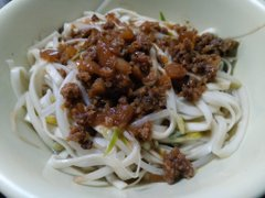 arivprayoga's tweet photo. 木曜夜は、三和夜市の東明肉燥麺へ。肉燥麺に豆干、海帯、綜合湯という比較的体に優しいセットにしてみました。😋😋 https://t.co/QRtvZIgBHX