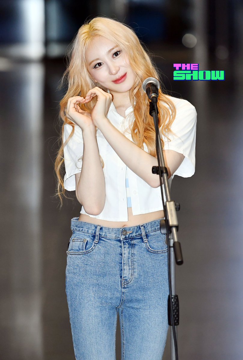 #더쇼 의 퇴근길 라이브 [NEW #퇵길아웃! :#퇴근럽웅❤️] 의 순간포착 포토 털이 시간! 
퇴근길 포토를 마구마구 풀어드립니다❤️‍🔥 
앞으로도 더쇼의 럽웅럽웅한 퇴근길 많관럽웅❤️
#이채연 <a href="/official_LCY/">이채연(LEE CHAE YEON) Official</a>