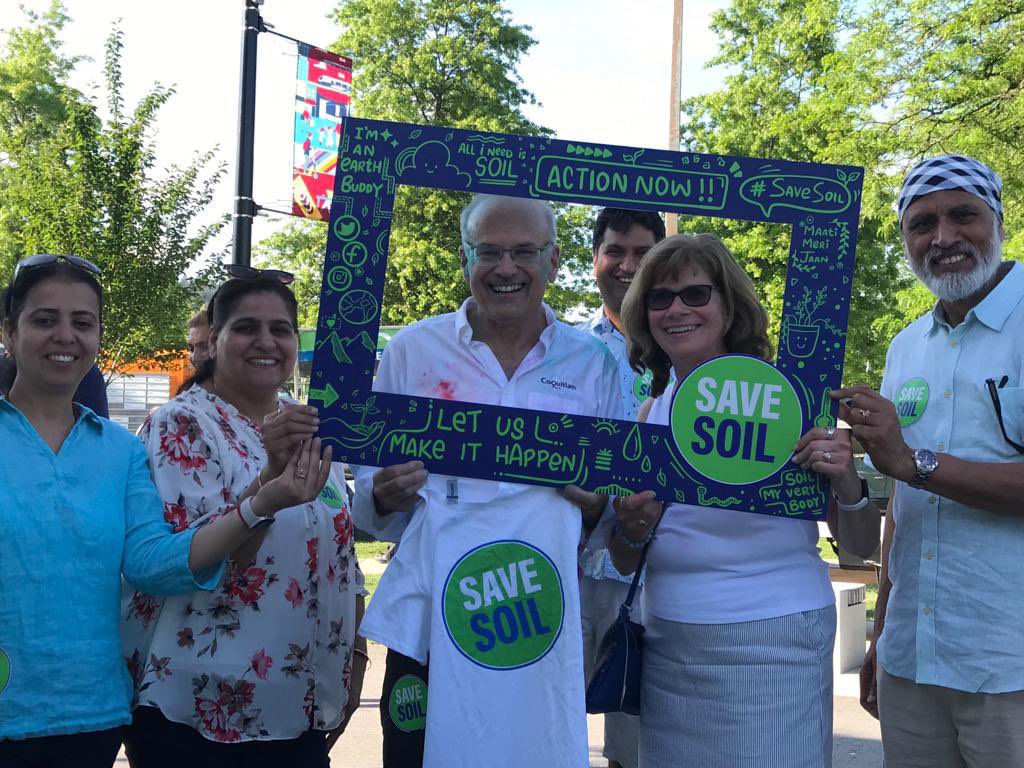 RuchikaWadhwaRD's tweet photo. Many Thanks @MayorStewart  for meeting with @cpsavesoil volunteers yesterday at @colourfest @cityofcoquitlam to learn more about the #SaveSoilMovement  #yoga #meditation #InnerEngineering @SadhguruJV 
We appreciate your support and inspiring leadership! 

https://t.co/FVLvBOVe6g https://t.co/zY94oLQdhb