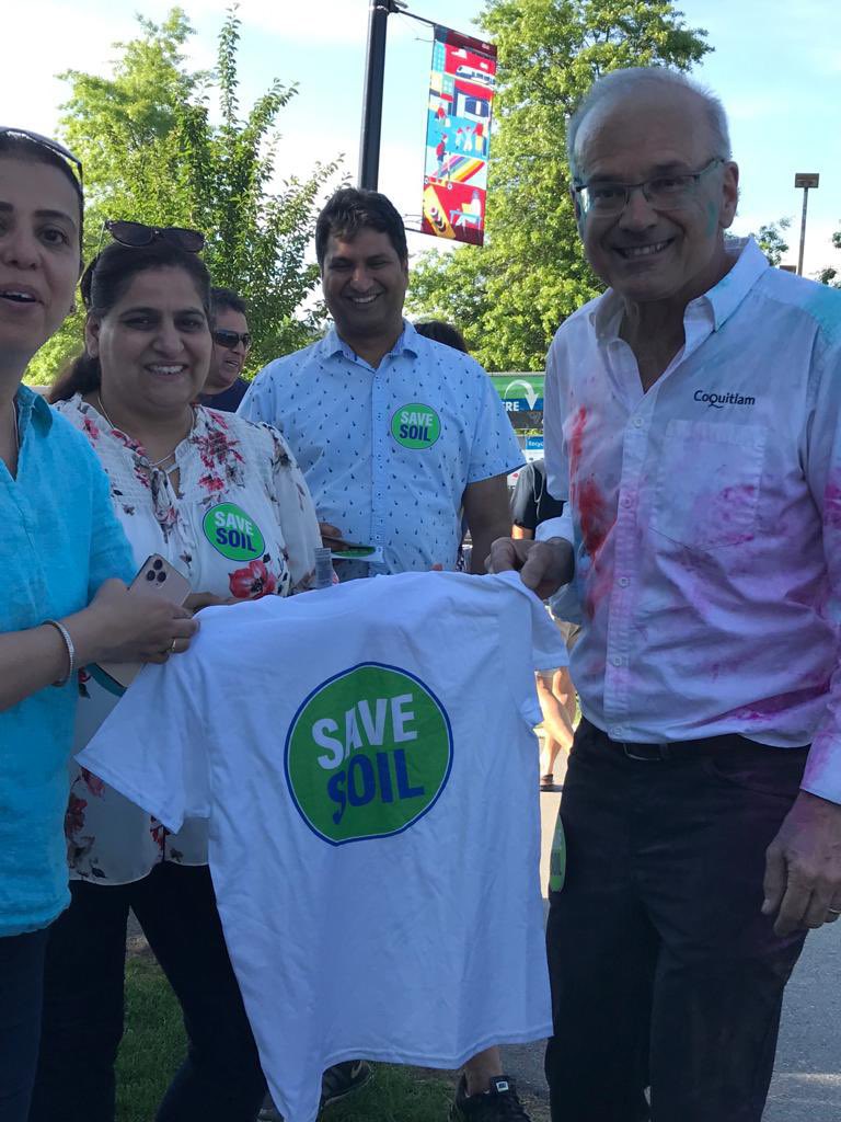 RuchikaWadhwaRD's tweet photo. Many Thanks @MayorStewart  for meeting with @cpsavesoil volunteers yesterday at @colourfest @cityofcoquitlam to learn more about the #SaveSoilMovement  #yoga #meditation #InnerEngineering @SadhguruJV 
We appreciate your support and inspiring leadership! 

https://t.co/FVLvBOVe6g https://t.co/zY94oLQdhb