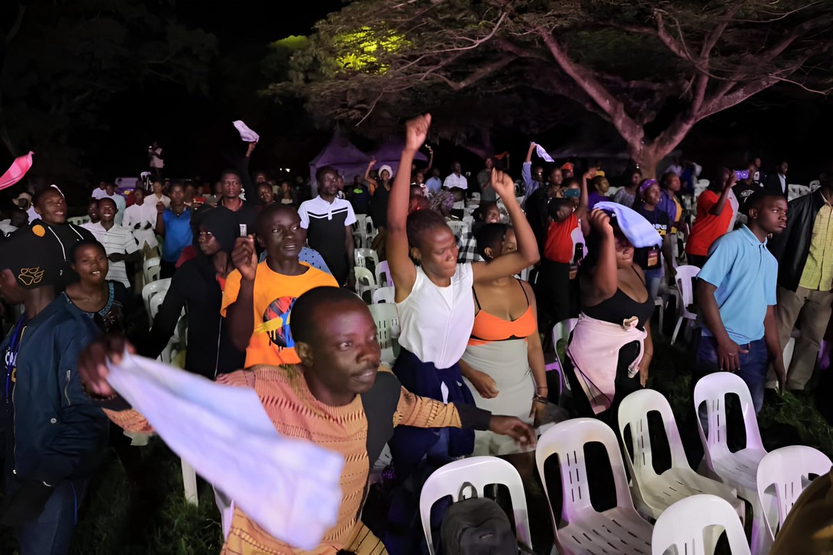 Sandra_Suubi's tweet photo. #CampusRoar with the
@ChristWayChurch family at @kyambogou
.
.
THERE IS A GENERATION RISING!!!!!!
#worship #warship #yegwe #geturpraiseon #getyourworshipon #sinza #chosengeneration
.
.
@hypemediaug 📷 https://t.co/s4t49llc0H