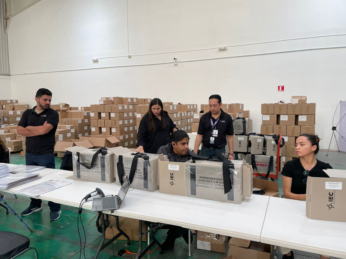 IEC_Coahuila's tweet photo. El día de el Secretario @Jorge_dlp  junto a la Consejera @madeleyn3  dieron supervisión al armado de paquetes electorales en la bodega central del Instituto Electoral de Coahuila https://t.co/ikbHN8lRJP
