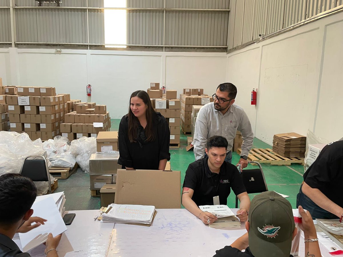 IEC_Coahuila's tweet photo. El día de el Secretario @Jorge_dlp  junto a la Consejera @madeleyn3  dieron supervisión al armado de paquetes electorales en la bodega central del Instituto Electoral de Coahuila https://t.co/ikbHN8lRJP