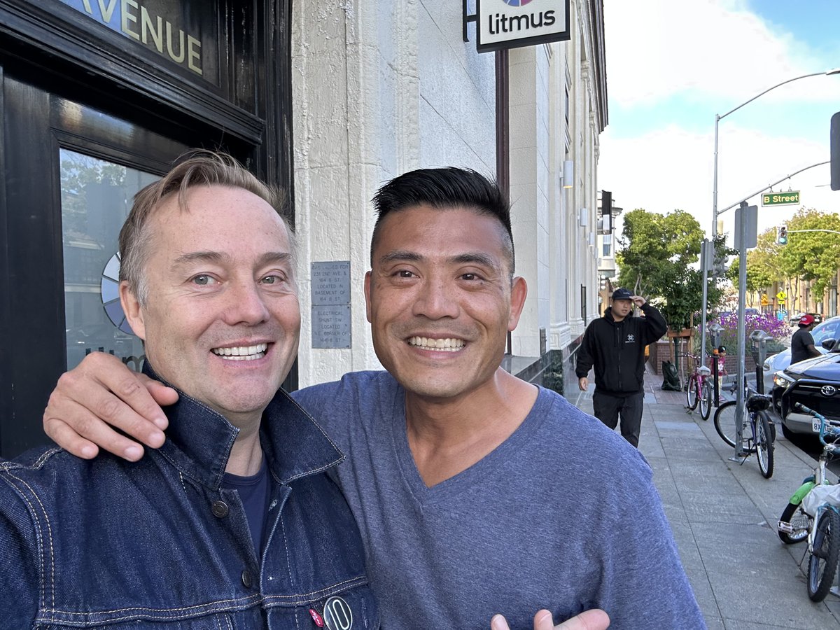 Apleong's tweet photo. Quite random. Bumped into Jason Calacanis along with his family while checking out an old comic book store with my family. Jason was one of the early investors in Uber, Robinhood, etc. and "Angel" was one of first books I read when I started to invest in founders/start-ups. https://t.co/XjoDkNz3LI