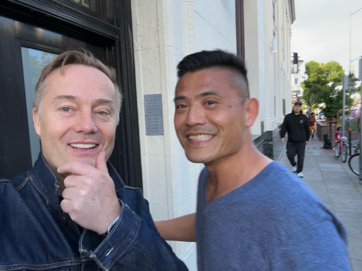 Apleong's tweet photo. Quite random. Bumped into Jason Calacanis along with his family while checking out an old comic book store with my family. Jason was one of the early investors in Uber, Robinhood, etc. and "Angel" was one of first books I read when I started to invest in founders/start-ups. https://t.co/XjoDkNz3LI