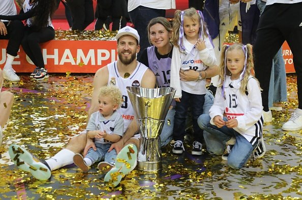 PitiHurtado's tweet photo. Sergio Rodríguez declinó una gran oferta económica y deportiva por volver a Madrid. Y darle a su familia estabilidad tras Philly, Moscú y Milán.
Eso implicó, pese a su CV, trabajarse su jerarquía en el Madrid de nuevo.
Nunca se quejó. 
Fue determinante y necesario para ganar. https://t.co/JrnxIcqwr3