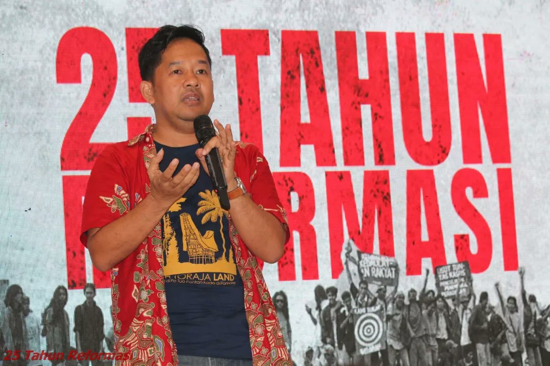 saidiman's tweet photo. REFORMASI

25 tahun reformasi membawa banyak kemajuan. Sistem politik semakin terbuka. Partai-partai politik tumbuh, datang dan pergi. Pemenang Pemilu berganti-ganti. Ekonomi tumbuh relatif stabil. Sudah 8 kuartal berturut-turut ekonomi Indonesia tumbuh positif paskapandemi, ketika negara-negara lain masih terancam resesi. Alam demokrasi tidak membuat Indonesia kacau seperti ketakutan orang-orang yang beriman tipis pada kebebasan. 

Tapi bukan berarti tantangan tidak ada. Kekuatan politik lama terus mendesakkan agendanya. Tentara yang sudah kembali ke barak ingin dimasukkan kembali ikut urusan sipil. Peran KPK berusaha dibatasi bahkan dimatikan. Pemilu ingin dikembalikan pada sistem proporsional tertutup agar peran elit partai lebih dominan dibanding pilihan rakyat. Bahkan ada upaya untuk mengembalikan fungsi MPR memilih presiden. Agenda penghapusan pemilihan langsung muncul. Periode kekuasaan presiden ingin diperpajang menjadi 3 kali, juga ada yang ingin menunda Pemilu. Sebagai konsekuensi dari pemilihan umum serentak, 24 gubernur dan 248 bupati dan walikota terangkat bukan karena pilihan rakyat, tapi ditunjuk. Selama 1 sampai 2 tahun, sebagian wilayah Indonesia tidak dipimpin kepala daerah yang terpilih secara demokratis.

Pelbagai lembaga pemeringkat demokrasi dunia seperti Freedom House, The Economist Intelligence Unit, dan Varieties Democracy melihat penurunan kualitas demokrasi Indonesia dalam 9 tahun terakhir. Mereka sepakat bahwa masalah utamanya ada pada sektor kebebasan sipil. Warga belum sepenuhnya bebas berekspresi. Masih ada yang ditangkap karena menyuarakan aspirasi terkait polusi suara, ada warga yang dihalangi bangun rumah ibadah, ada warga yang dilarang menganut ideologi politik tertentu, dan masih ada warga yang tidak memiliki kebebasan untuk ikut dalam kontestasi pikiran. 

Reformasi bukan sekadar sebuah peristiwa sejarah, tapi cita-cita yang harus terus diperjuangkan. Kebebasan, kata Acemoglu, tidak akan dihadiahkan pemegang otoritas, tapi sesuatu yang harus diperjuangkan.

Saya mengapresiasi Partai Solidaritas Indonesia (PSI) @psi_id yang berinisiatif mengadakan acara peringatan 25 tahun Reformasi. Mungkin tak ada partai lain selain PSI yang melakukan peringatan ini.