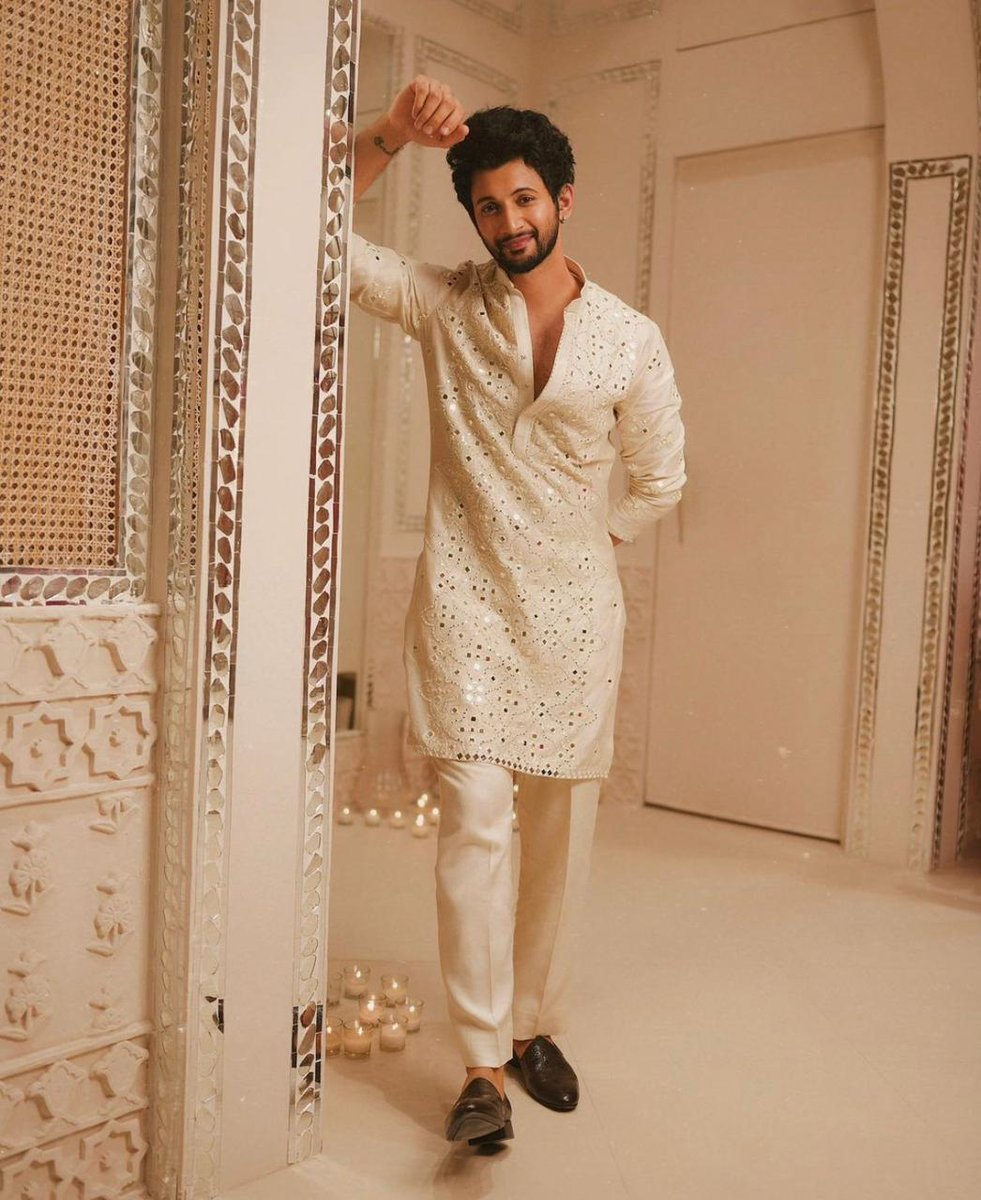 E24bollynews's tweet photo. With #RohitSaraf donning the Indian look, it's hard not to feel the #DesiSwag vibes! https://t.co/XauHmt883B