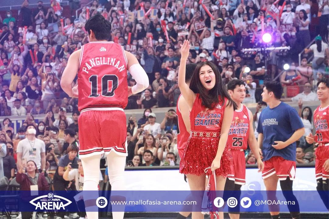 BondelleEnjoyer's tweet photo. This photo!!!! Belle hyping up the fans while Donny’s warming up beside her.

So supportive #BelleMariano she’s enjoying it!! Proud of you #DonnyPangilinan 🙌🏼 #DonBelle https://t.co/kuppZyTiOG
