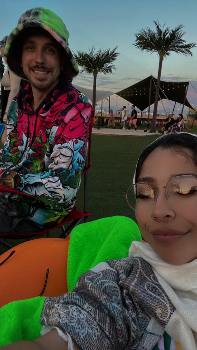 breanughh's tweet photo. edc with some of my favorite people 🤗 https://t.co/2hivcSz9Lh