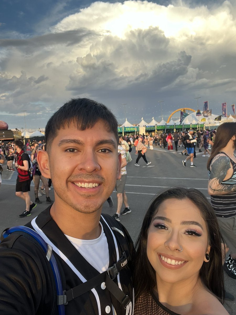 breanughh's tweet photo. edc with some of my favorite people 🤗 https://t.co/2hivcSz9Lh