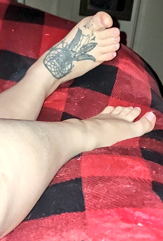 Vet_tech_feet's tweet photo. #bedtime #instagramdown #foot #feetfinder #feet_lover #feetpic #feetpicsforsales #feetseller #FeetPictures #toes #foottattoo https://t.co/tmwyZkS06i