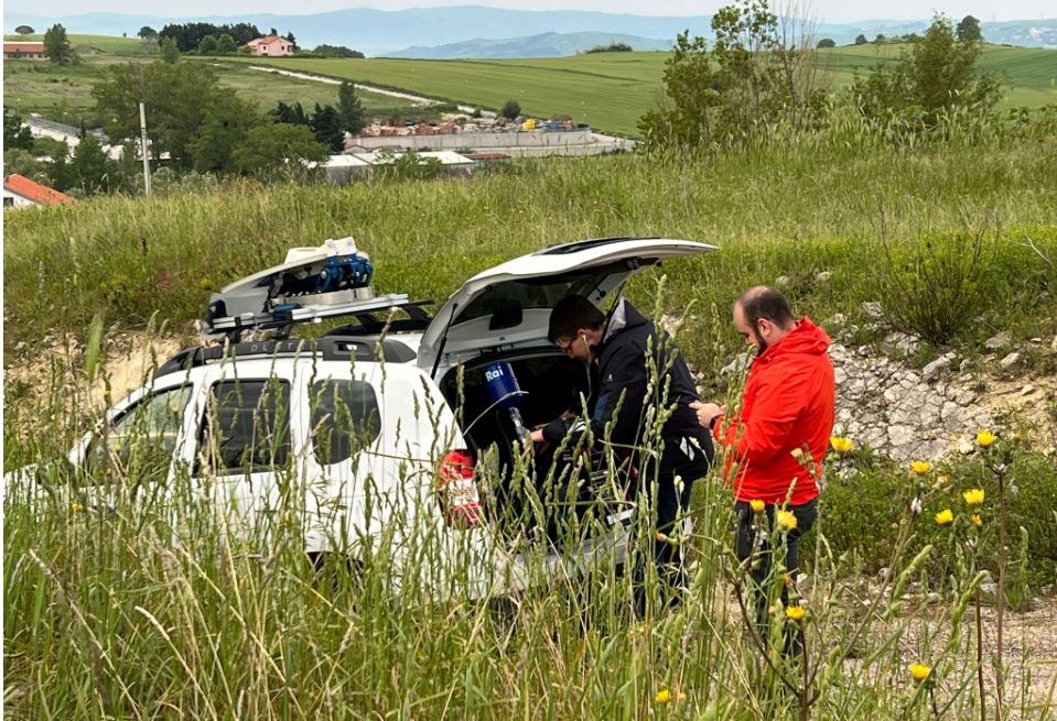 TgrRaiMolise's tweet photo. La nostra troupe è pronta a scendere nelle cavità a #Bonefro per scoprire le #neviere del #Molise. Uno speleologo di Macchia Valfortore ne ha censite centinaia e, in diretta, parlerà di un progetto per recuperarle. Tra poco in onda #BuongiornoRegione #IoSeguoTgr @TgrRai https://t.co/dAKSNJD7x9
