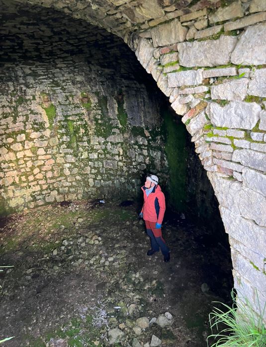 TgrRaiMolise's tweet photo. La nostra troupe è pronta a scendere nelle cavità a #Bonefro per scoprire le #neviere del #Molise. Uno speleologo di Macchia Valfortore ne ha censite centinaia e, in diretta, parlerà di un progetto per recuperarle. Tra poco in onda #BuongiornoRegione #IoSeguoTgr @TgrRai https://t.co/dAKSNJD7x9