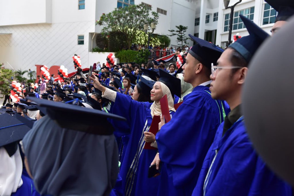 MSUcollege's tweet photo. MSU Colleges’ 25th Convocation Ceremony has officially ended. Dear #MSUrians, your journey to a greater you has just begun. Keep believing in yourselves, and all the best for your future.
#MSUcollege #Graduasi25 https://t.co/CwVQZillTM