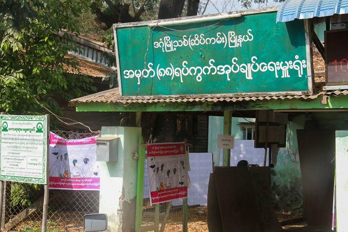 Khithitofficial's tweet photo. Breaking News- ဒဂုံဆိပ်ကမ်းမှ နာမည်ဆိုးဖြင့်ကျော်ကြားသော စစ် ကောင် စီ ခန့် ၈၈ ရပ်ကွက် အုပ်ချုပ��ရေးမှူး တောက်တဲ့(ခ) ဇော်လွင် နှင့်ရာအိမ် မှူး ၂ ဦး ပစ်ခတ်ခံရပြီးသေဆုံး၊ စစ်တပ်က ဒဂုံဆိပ်ကမ်းမြို့နယ်တစ်ခုလုံးကို ပိတ် ဆို့စစ်ဆေးနေ
Read more->https://t.co/zAdH60EYoZ https://t.co/Eg5qLCxIvr