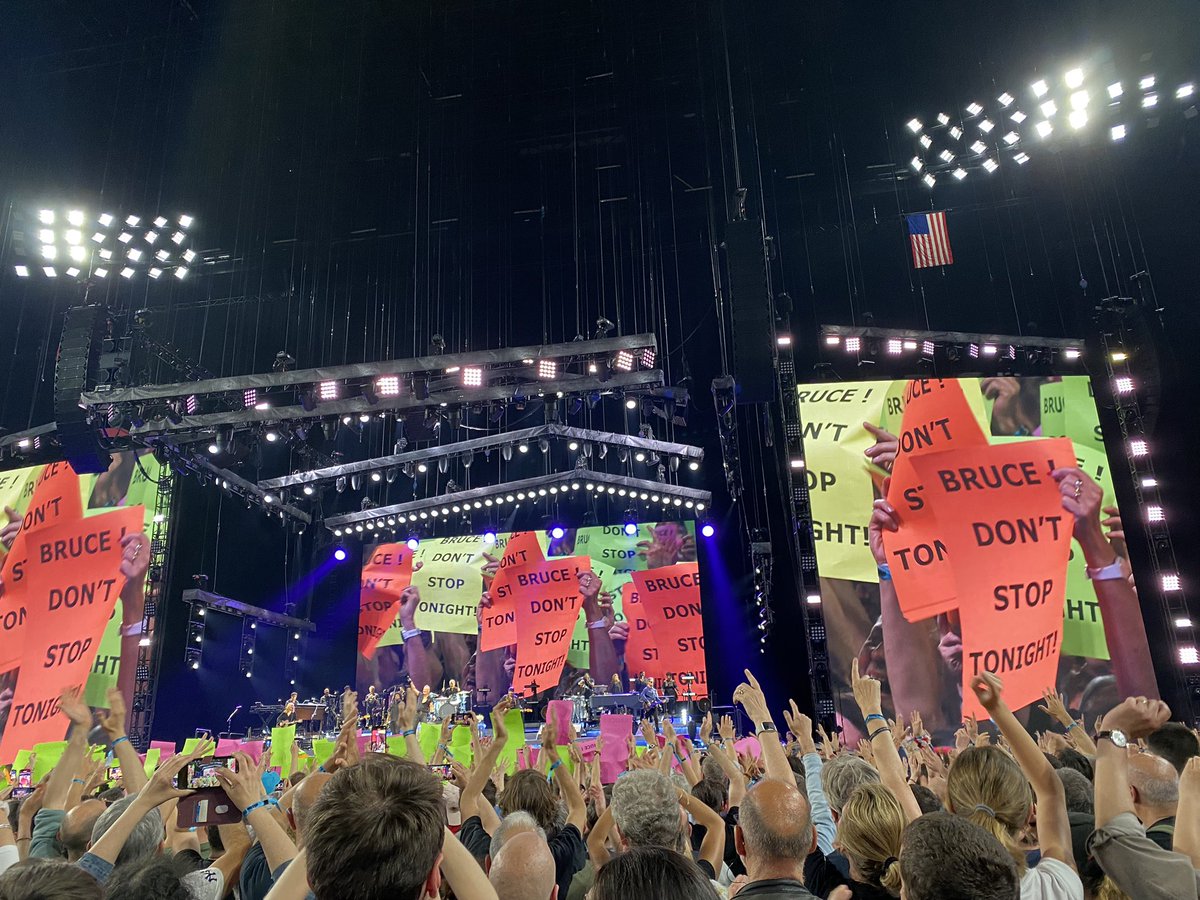 abrophy's tweet image. Paris and Rome complete. Back to US. #springsteen2023