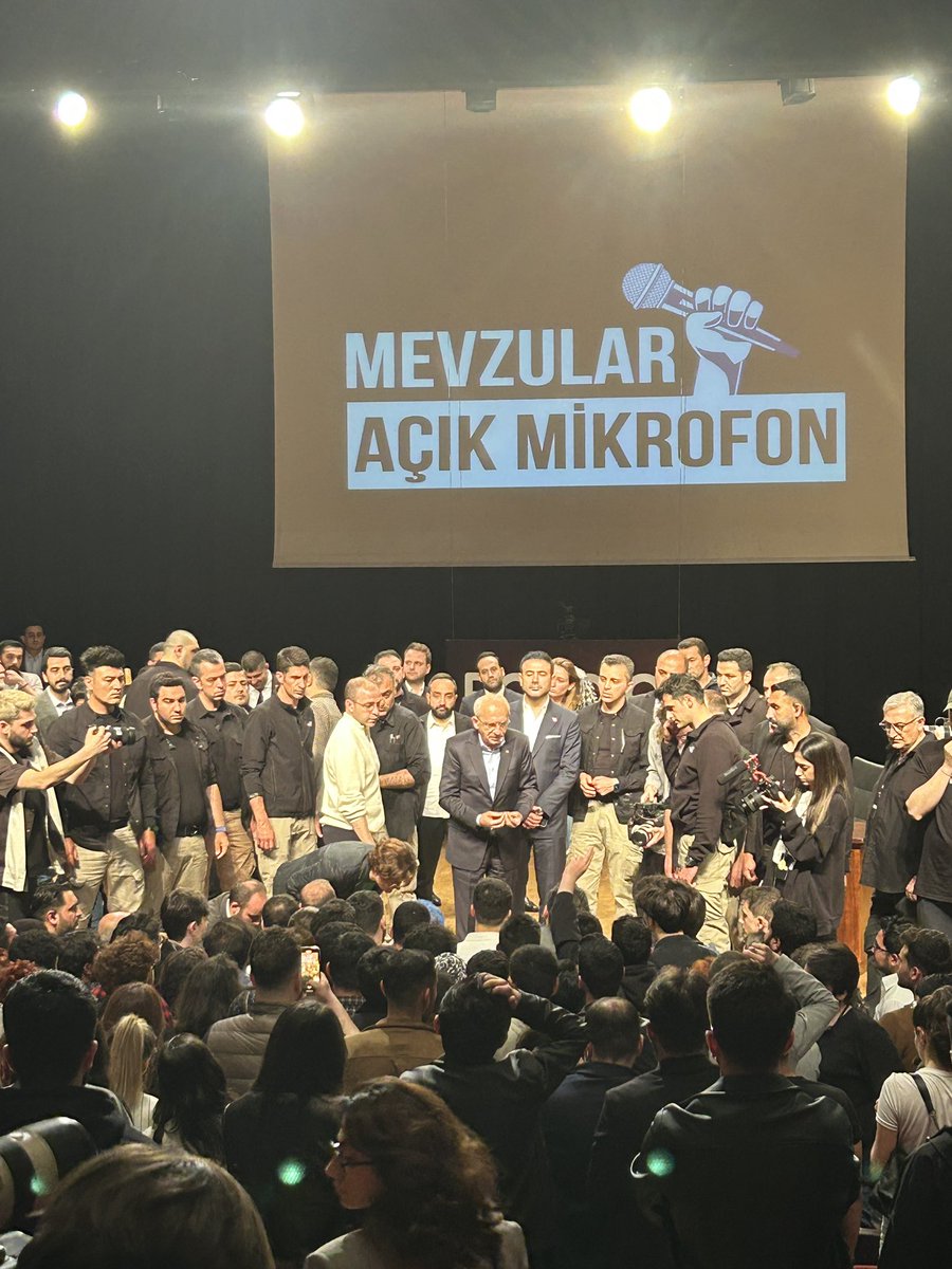 Profesorfacia's tweet photo. Birinin, korumasının elinden su içecek cesareti yok, birinin halkıyla arasında hiç duvar yok...

#SonKararımBayKEMAL https://t.co/GWlcPCt8cr