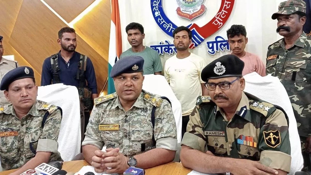 छत्तीसगढ़ के कांकेर जिले में सीमा सुरक्षा बल (BSF) और जिला रिजर्व गार्ड (DRG) द्वारा चलाए गए संयुक्त अभियान में तीन कट्टर नक्सलियों को गिरफ्तार किया गया है।

नक्सली, जिन्हें माओवादी के रूप में भी जाना जाता है, एक वामपंथी चरमपंथी समूह है जो भारत के कुछ क्षेत्रों में सक्रिय है।…