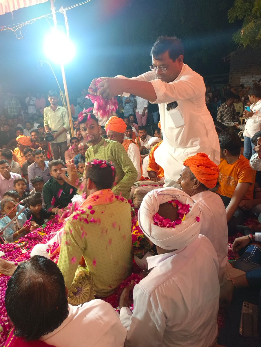 RatujiThakorBjp's tweet photo. #કાંકરેજ તાલુકાના #મૈડકોલ ગામે ગૌસ્વામી શંભુગીરી મહાદેવ ગીરી પરીવાર આયોજિત માં ચામુંડા માતાજી તથા શ્રી સધી ચેહર માતાજીનાં (#જાતર) પ્રસંગે કાંકરેજ ધારાસભ્ય શ્રી @AmrutThakorINC સાહેબે માંડવામાં માતાજીના આશીર્વાદ લઈ માતાજીનાં દર્શન કરવાનો અવસર પ્રાપ્ત કર્યો.
#Jatar #maidkol https://t.co/f8lWTmjvBC