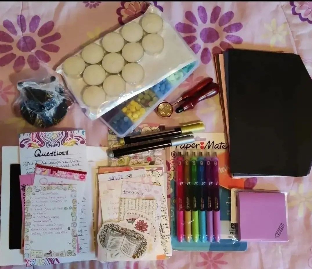 atiny_smingi's tweet photo. WTS
USA ONLY
PP/VM/CC

Includes-(NEVER USED) 
Dark/Light Stationary
Wax Stamp Seal Kit
Lighted Desk Calendar
-Monday/Tuesday little tear
11-3/8"W x 2"D x 8-1/4" H
2 "AA batteries to light up

Dm if interested
#stationery #wts #penpals #stickers #kpop #anime #kpopwts #animewts https://t.co/OU4mM0g5jH