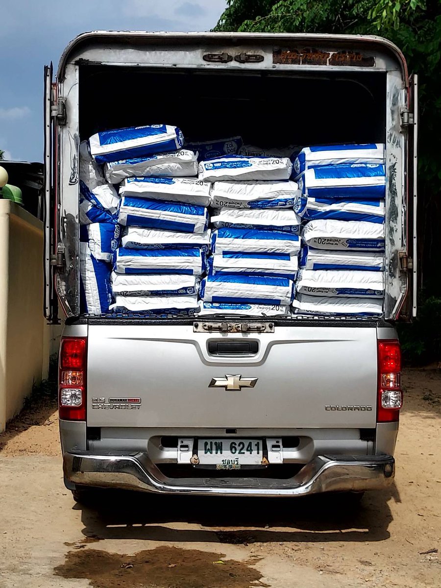 Snarl555's tweet photo. Dog food delivery day for 400 strays! Powered by @MoonsamaNFT $SAMA $ETH #gaming #Metaverse #cryptocurrency #NFTs https://t.co/UP8bHpVkJO