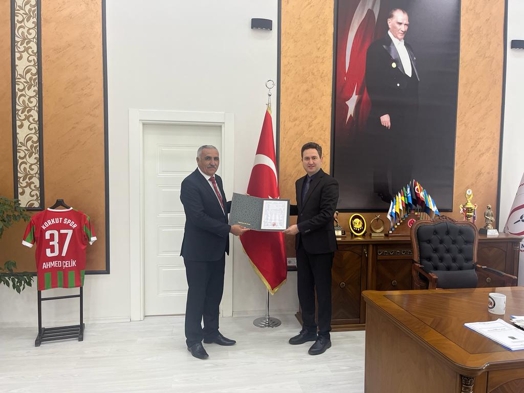 İlce Nüfus Müdürümüz Sayın <a href="/hayretinbykyldz/">Hayrettin BÜYÜKYILDIZ</a>  Kaymakamımız Sayın Ahmed ÇELİK’ i makamında ziyaret ederek, doğum belgesini takdim etti.Sayın Kaymakamımıza ilgi ve alakaları için kendilerine teşekkür ederiz. <a href="/TCNufus/">Nüfus ve Vatandaşlık İşleri Genel Müdürlüğü</a> <a href="/sefikaygol/">Şefik AYGÖL</a>