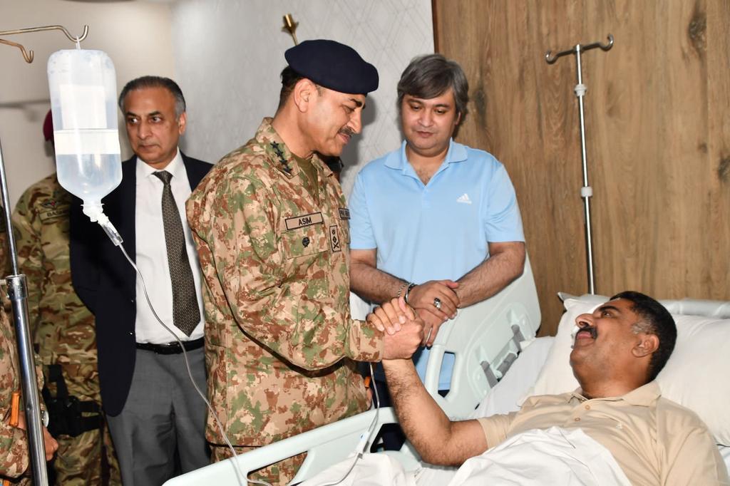 _AsimAli_'s tweet photo. Bleeding inside over the vandalism, COAS is all smiles outside as he meets those who have been hurt
True manifestation of a Great Leader.....
#Leader
#COAS
#OurArmyOurPride https://t.co/AYp2i5pNVm