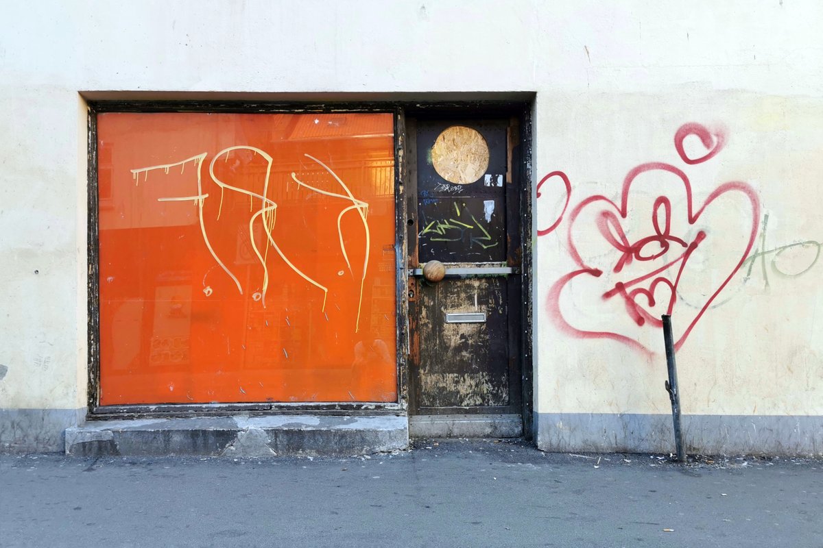 A wall, a window and a door, and a homegrown Mickey Mouse it seems! ;) #people #observation #inspiration #creativity #streets #share #culture #history #nordicmade #homebase #placemaking #smartcity #happycity #monday #mondaymotivation #Oslove #VisitOslo #VisitNorway #Oslo #Norway