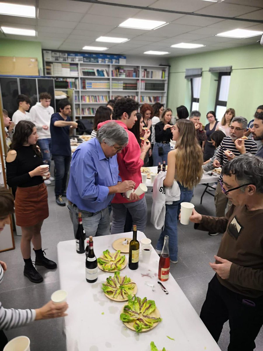 Pintxo tailerra izan genuen pasa den astean Santutxuko AEKn,Darabilboren eskutik.
Ederki bete genuen tripa, eta era osasuntsuan gainera!