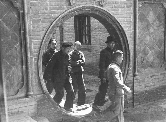 OldPhoto5's tweet photo. Workers coming off shift from the National Resources Commission Machine Works passing through a traditional full-moon doorway, Lanchow, Kansu  
  Lanzhou 兰州市，Gansu 甘肃省 ; 1943-1944 
 By Joseph Needham

#oldphoto #中国历史 #Lanzhou兰州市，Gansu甘肃省 https://t.co/27P9wLyJ89
