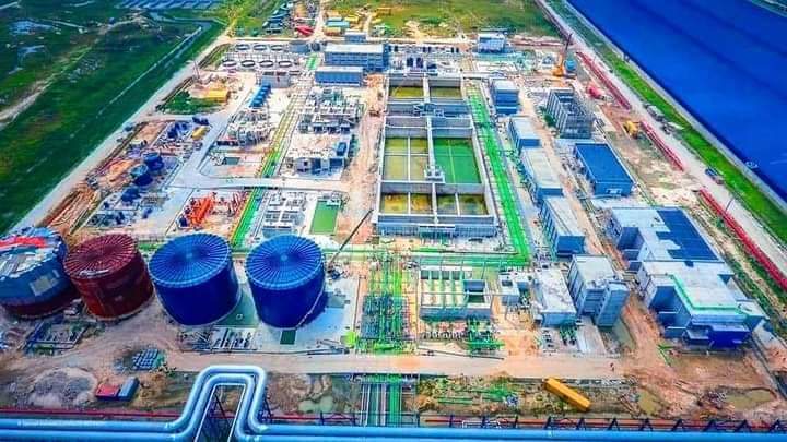 mni_JJ's tweet photo. Good news doesn't trend in Nigeria, I don't know who train you all to celebrate with fake sympathy when something bad happens to our dear Nation, wake up and celebrate this moment of history. 

The Dangote Refinery. 🇳🇬♥️ https://t.co/m0Qj0qzt81