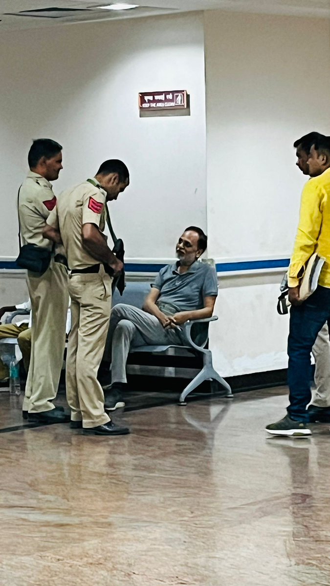 Heartbreaking to see <a href="/SatyendarJain/">Satyendar Jain</a> sir in this condition.

He revolutionized health care in Delhi.

In return his health has taken a toll.