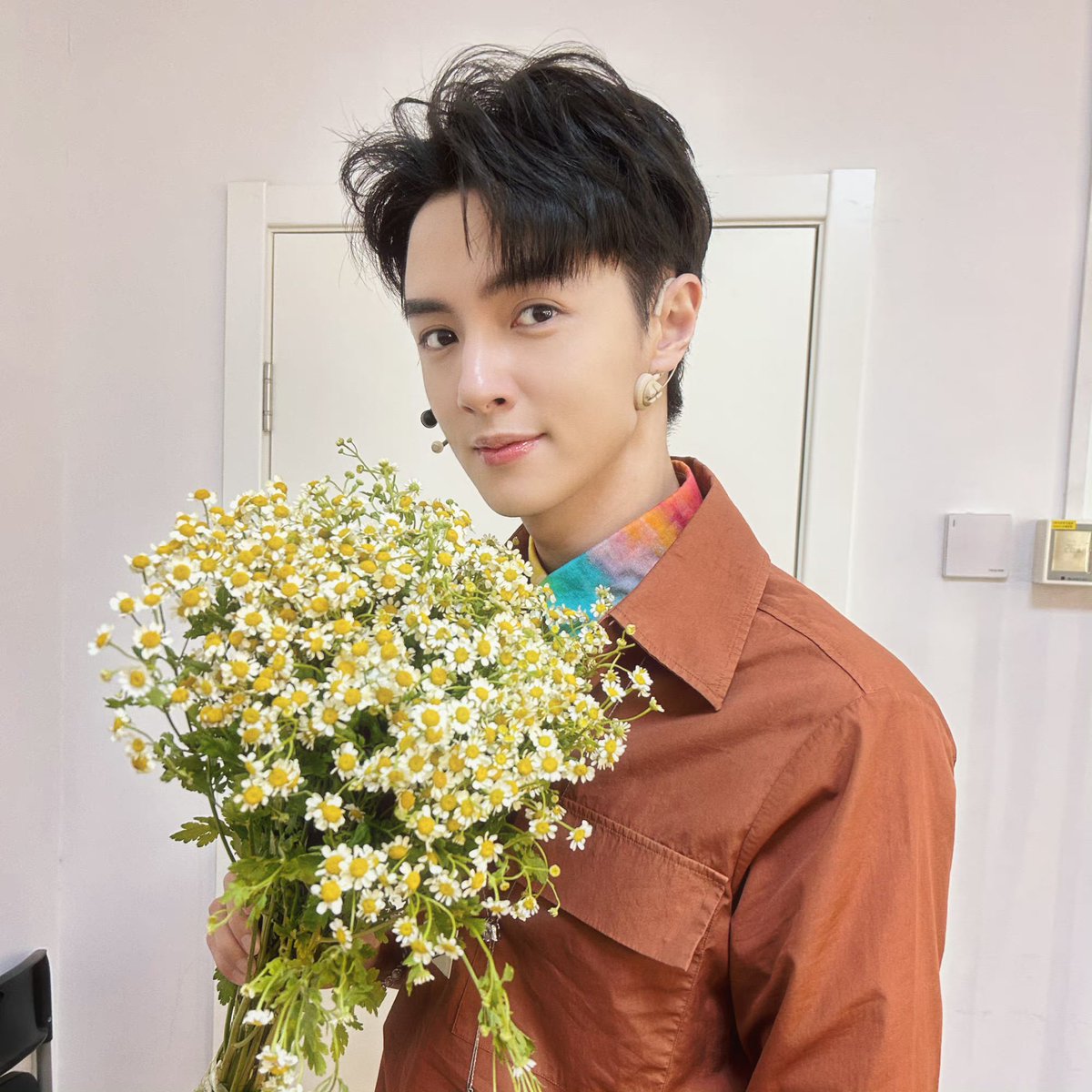 Kuan_Home’s recent post of Darren Chen on Weibo in celebration of the Chinese Valentine’s  Day (520) ~ 052323

Kuan_Home’s caption: ‘Is the flower bouquet for your date with your sweetheart tonight @ 官鴻Kuan ?’

#DarrenChen #KuanHung #GuanHong #官鸿